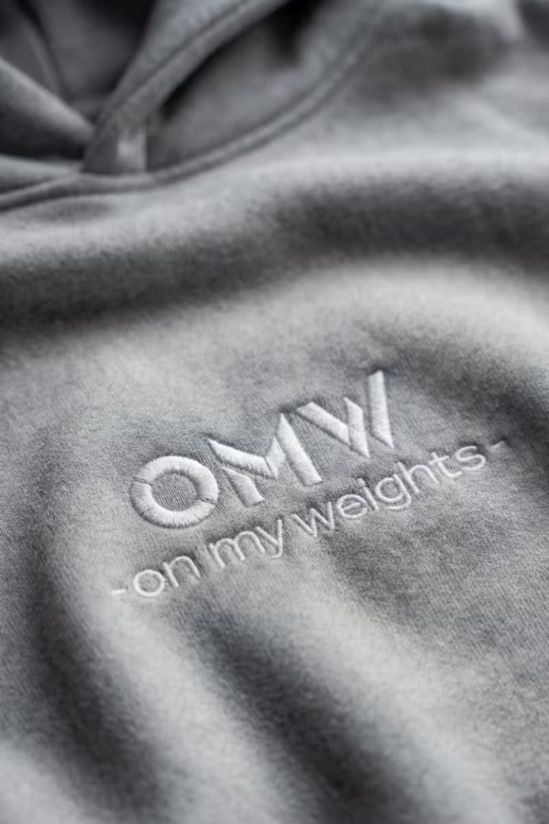 Grijze hoodie met geborduurde tekst 'OMW - on my weights'