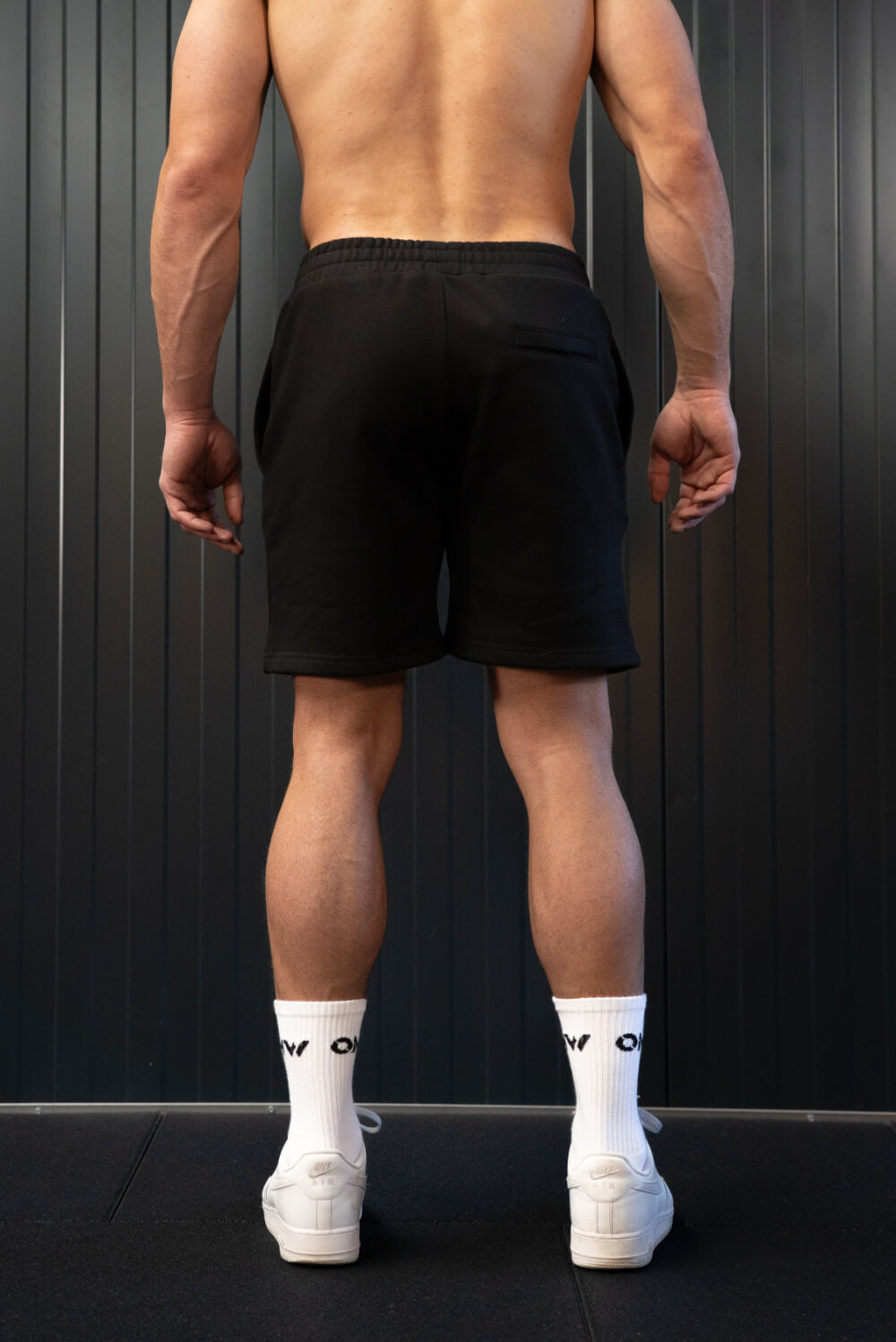 Back view of man wearing black On My Weights shorts – zwarte heren short met elastische tailleband en moderne fit.