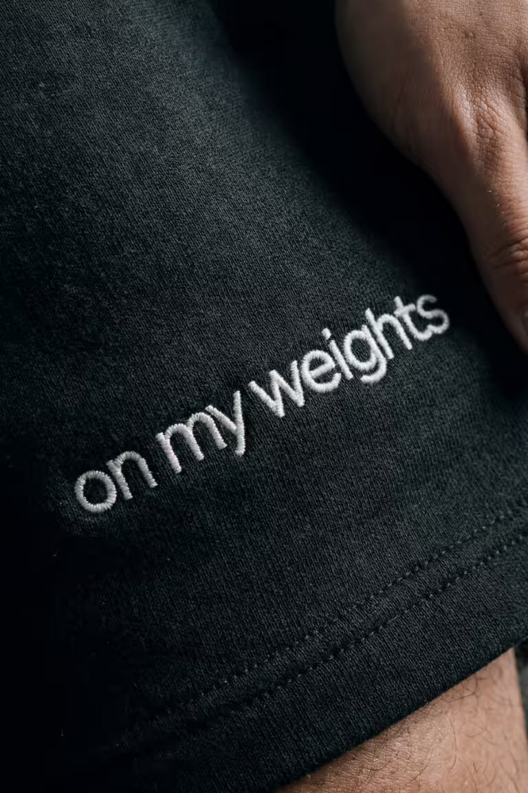 Zwart katoenen broekje met de tekst 'on my weights'