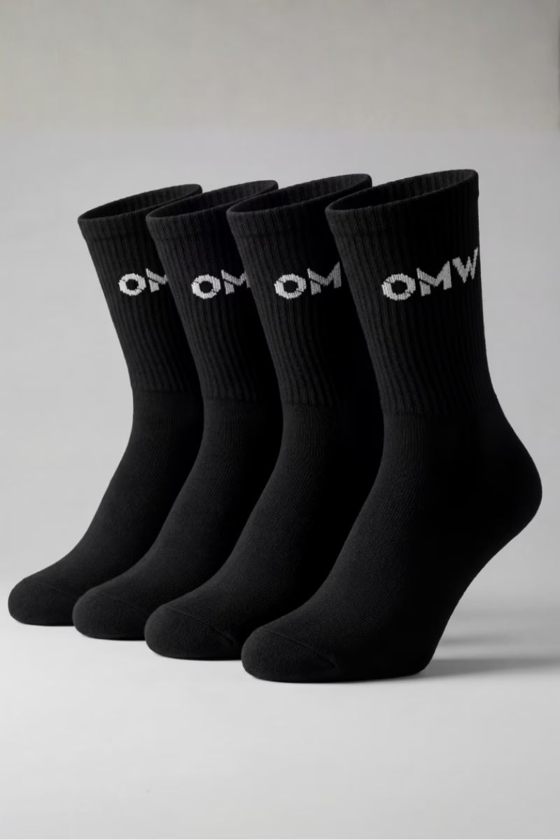Vier zwarte sokken met het 'OMW'-logo op een lichtgrijze achtergrond.